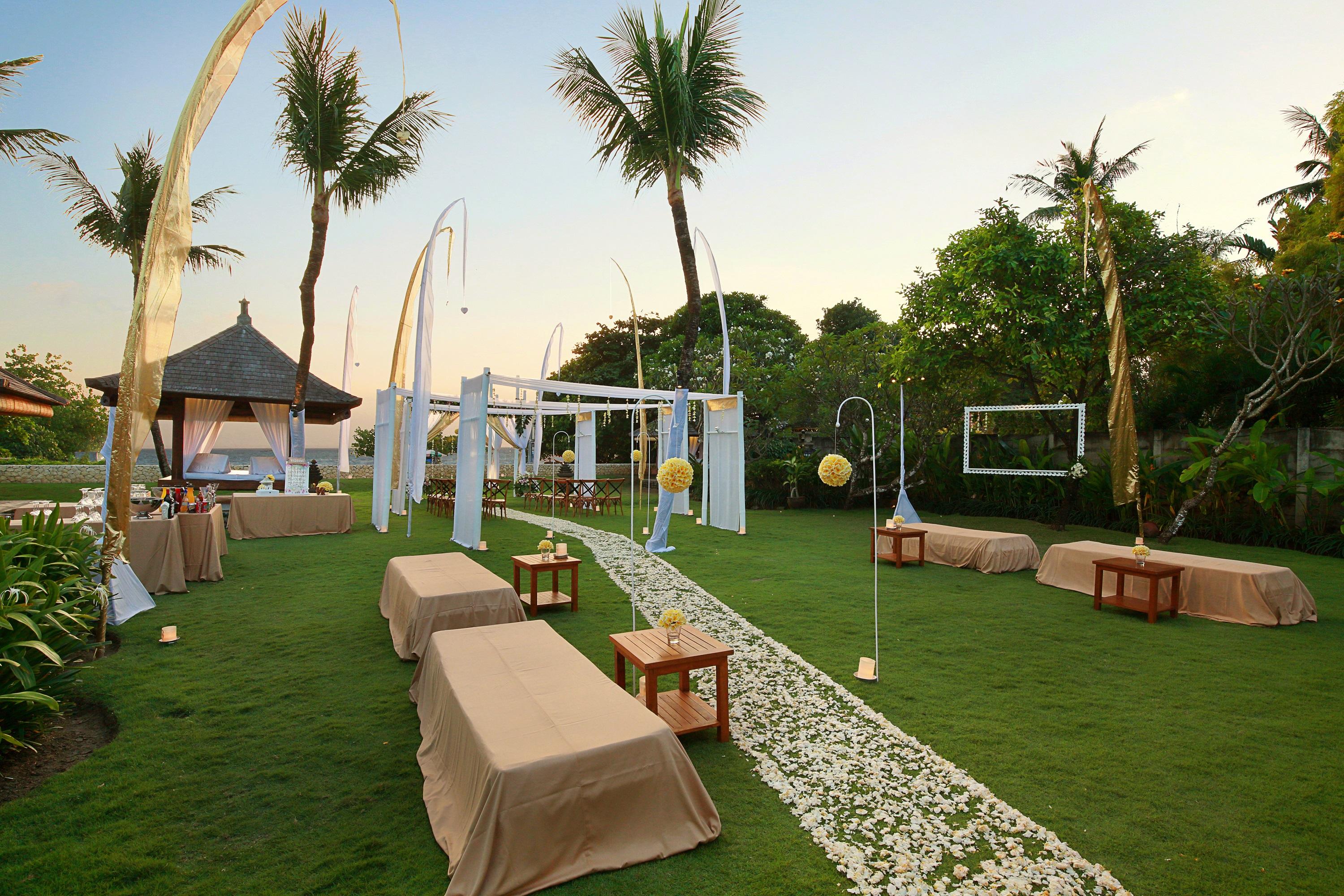 Bali Niksoma Boutique Beach Resort Legian Exteriör bild The lawn at the Westin Bali Resort & Spa