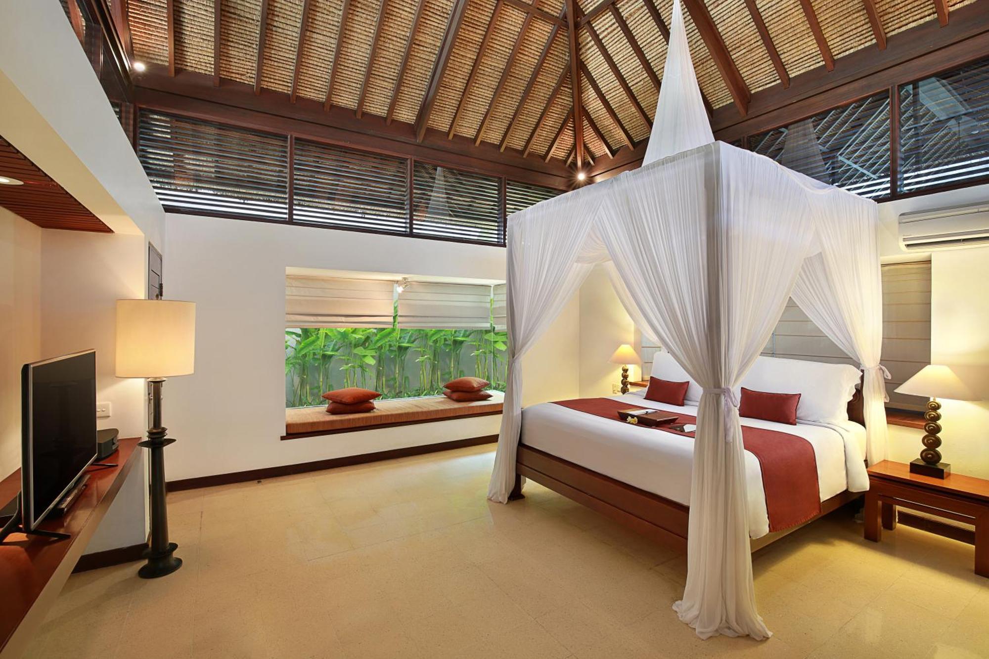Bali Niksoma Boutique Beach Resort Legian Exteriör bild A bedroom at the resort