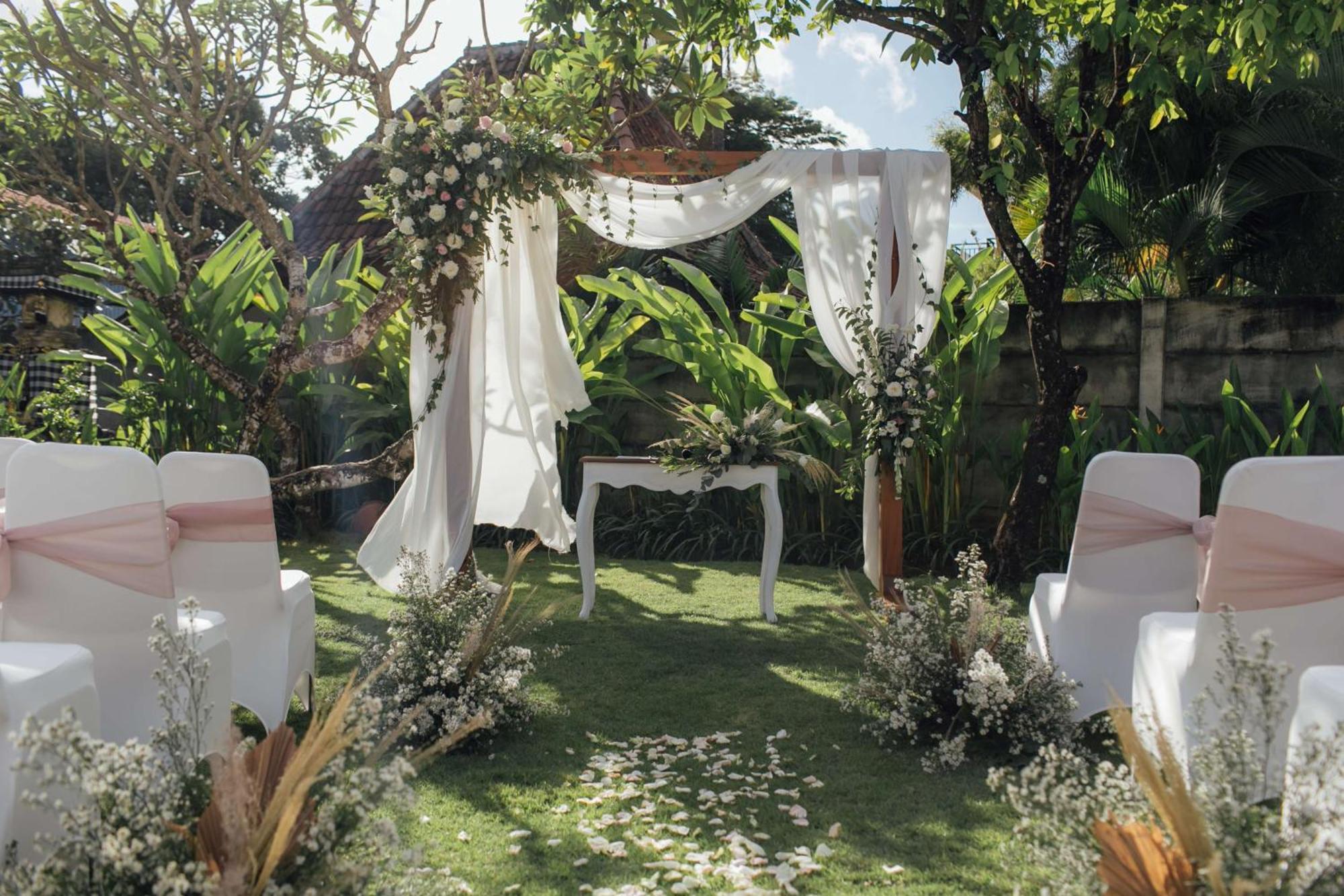 Bali Niksoma Boutique Beach Resort Legian Exteriör bild A wedding canopy