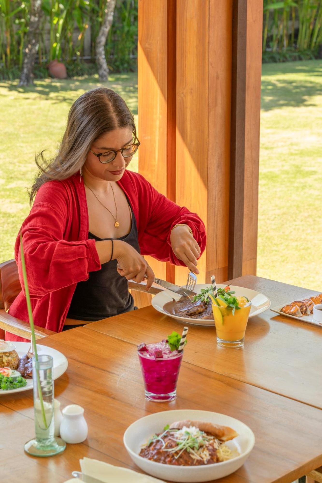 Bali Niksoma Boutique Beach Resort Legian Exteriör bild A woman eating a meal
