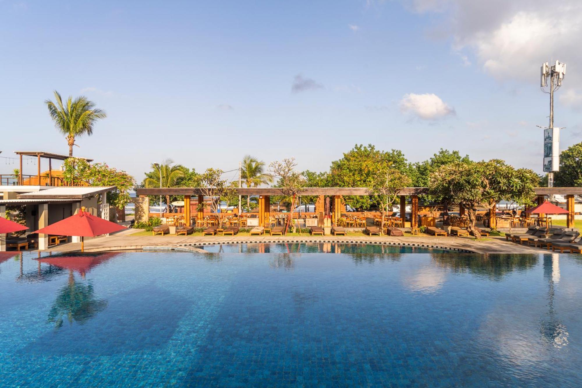 Bali Niksoma Boutique Beach Resort Legian Exteriör bild The pool at the hotel