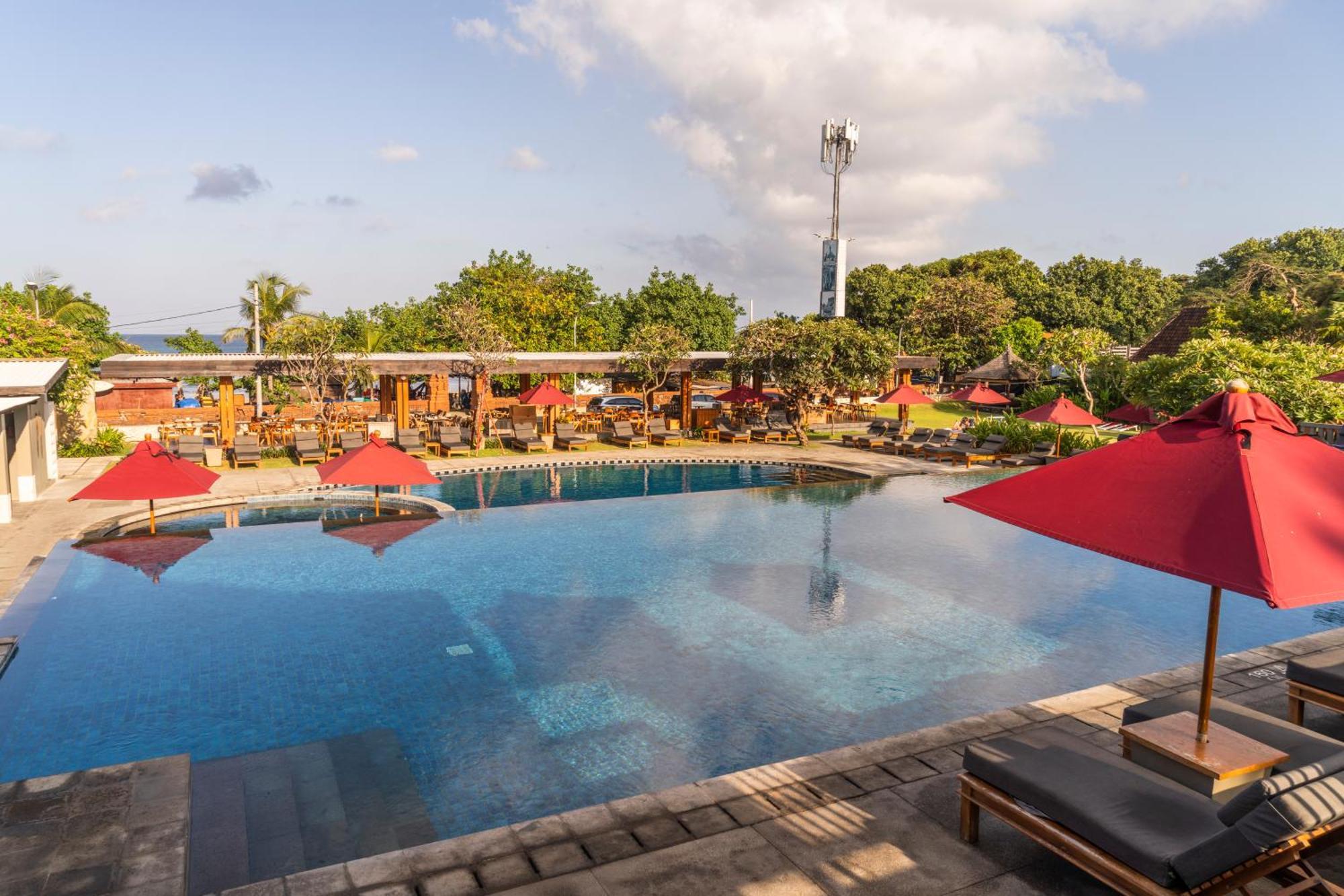 Bali Niksoma Boutique Beach Resort Legian Exteriör bild The pool at the resort