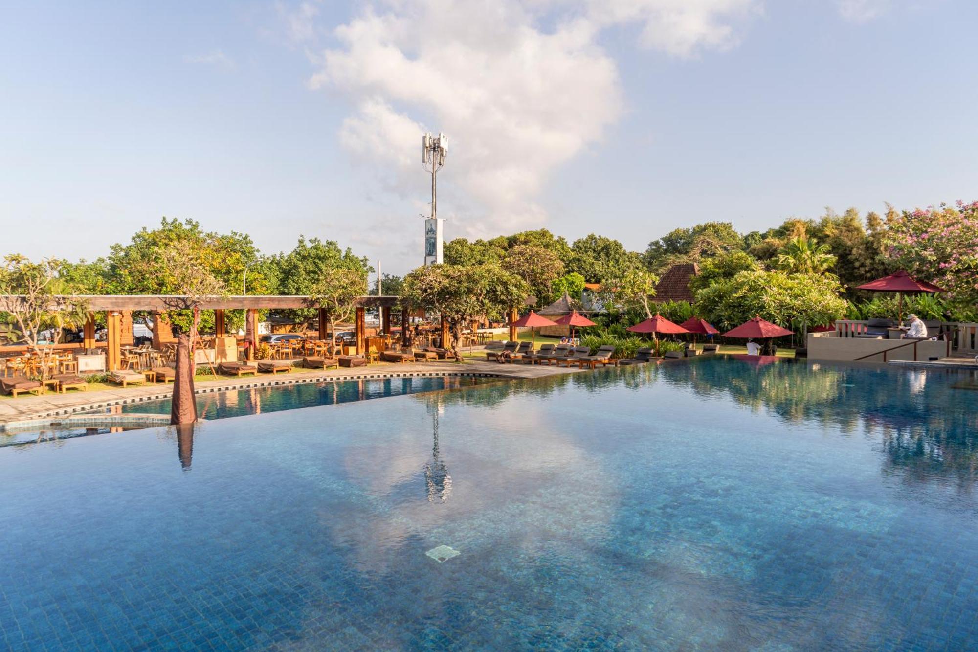 Bali Niksoma Boutique Beach Resort Legian Exteriör bild The pool at the resort