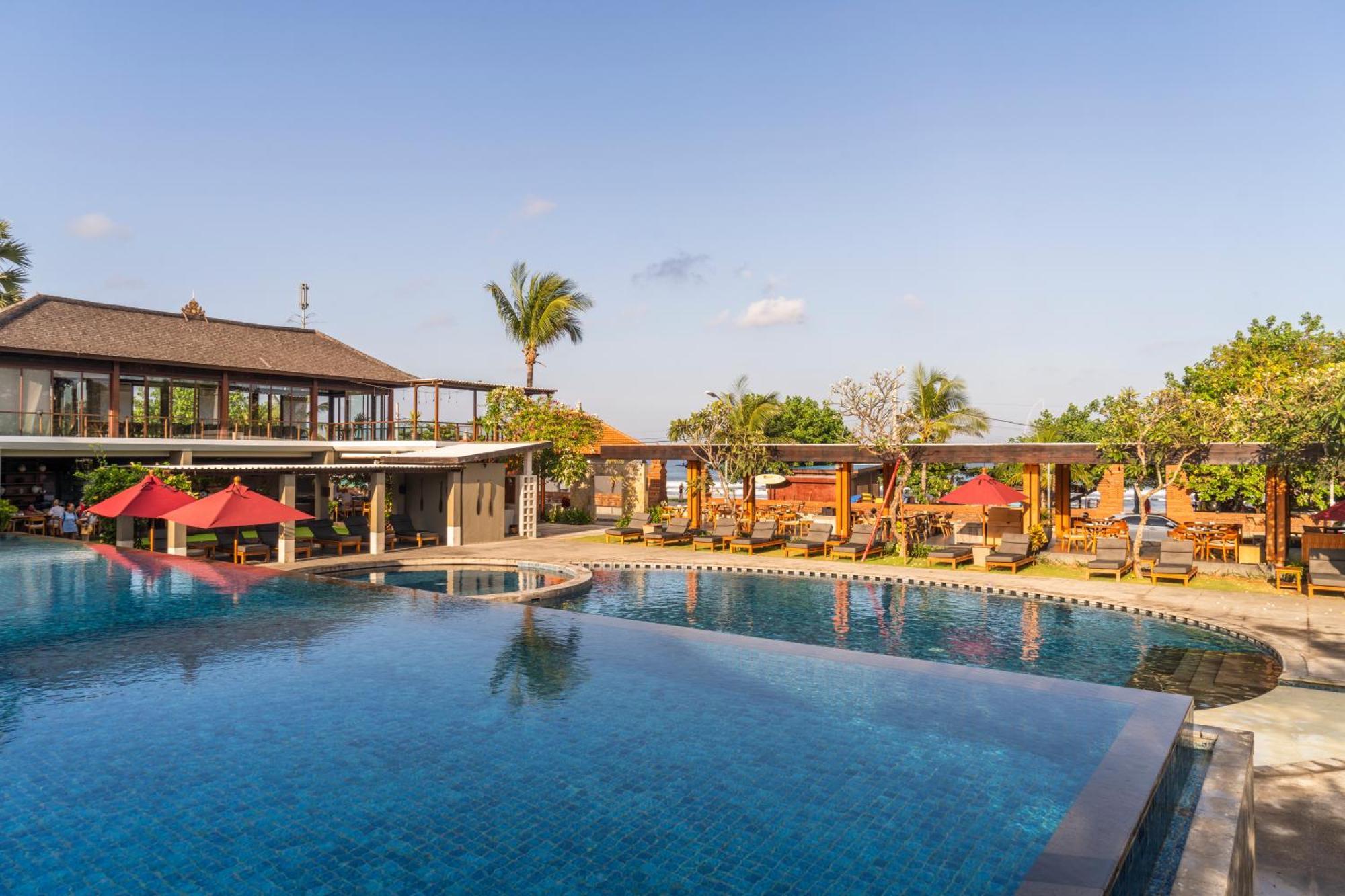 Bali Niksoma Boutique Beach Resort Legian Exteriör bild The swimming pool at the hotel