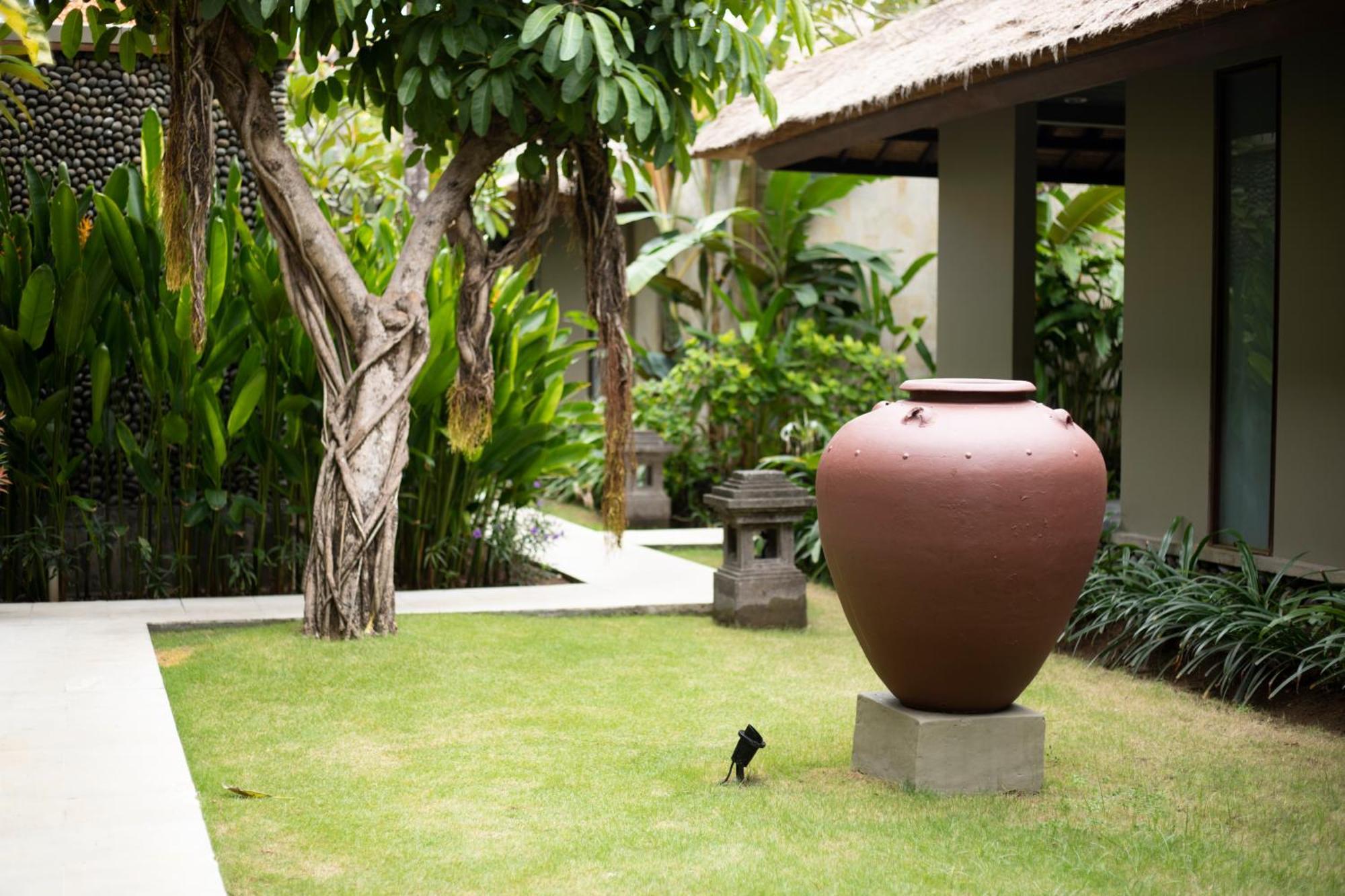 Bali Niksoma Boutique Beach Resort Legian Exteriör bild A garden in Bali