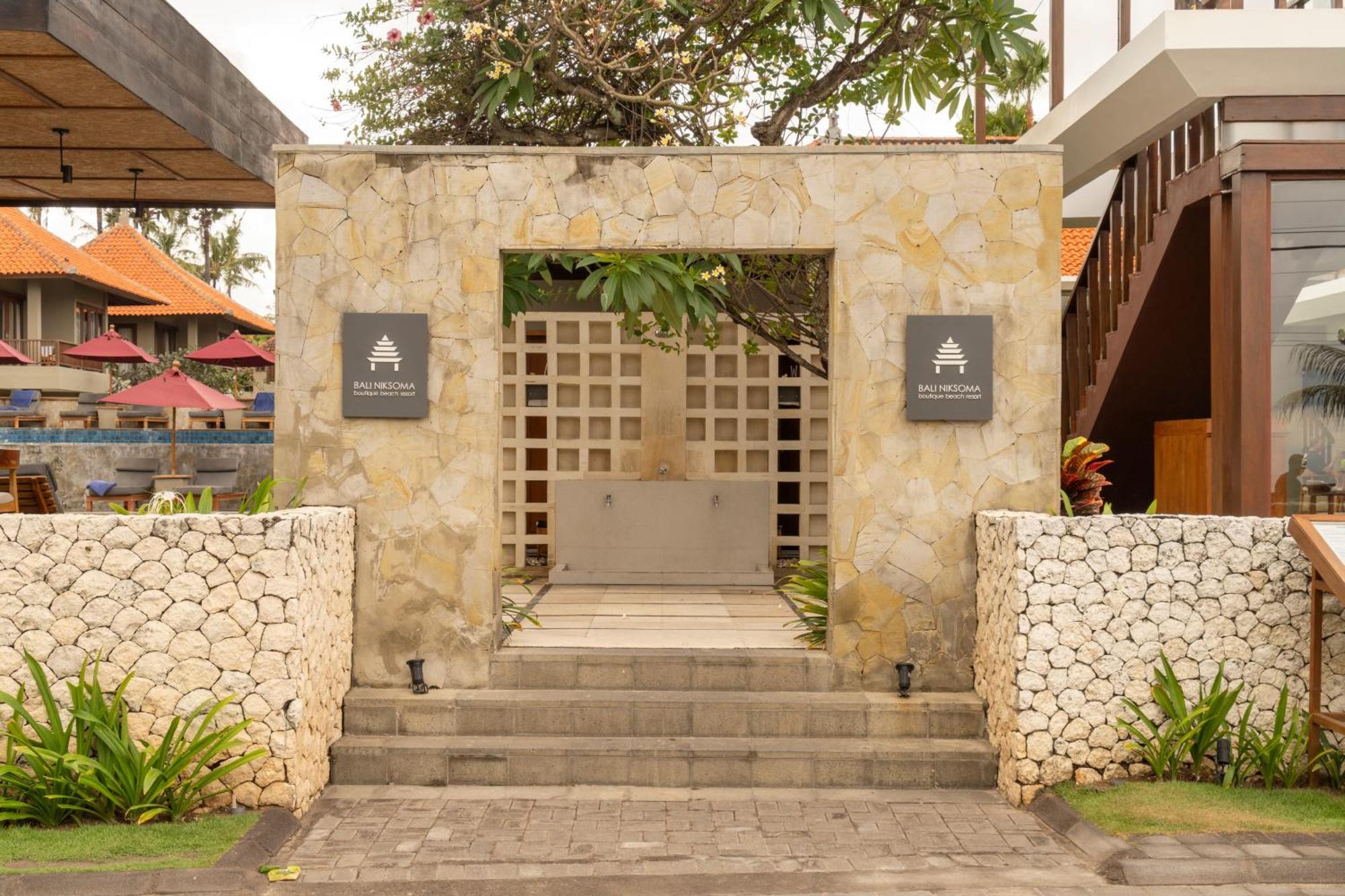 Bali Niksoma Boutique Beach Resort Legian Exteriör bild Entrance to the hotel