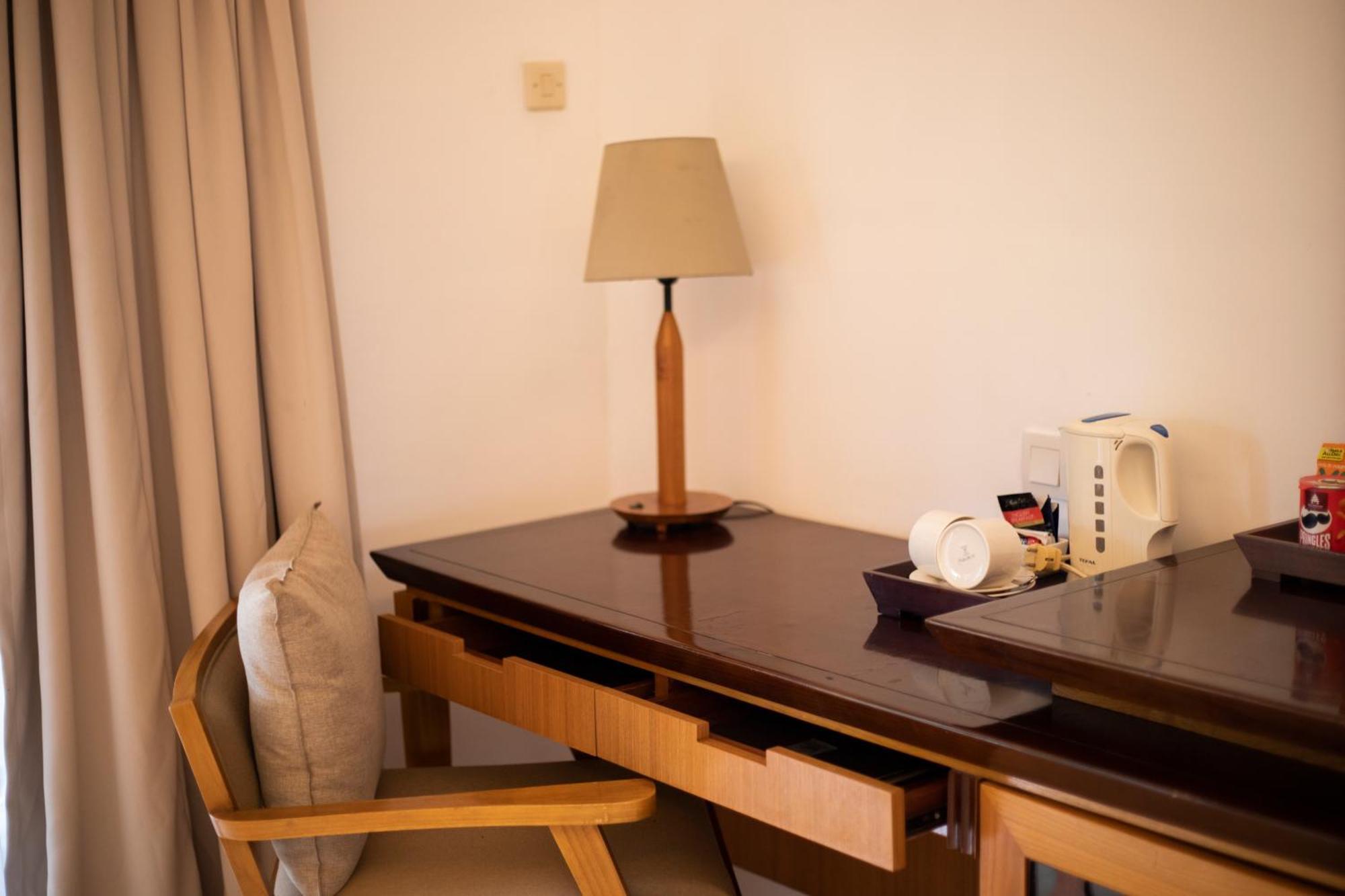 Bali Niksoma Boutique Beach Resort Legian Exteriör bild A table lamp