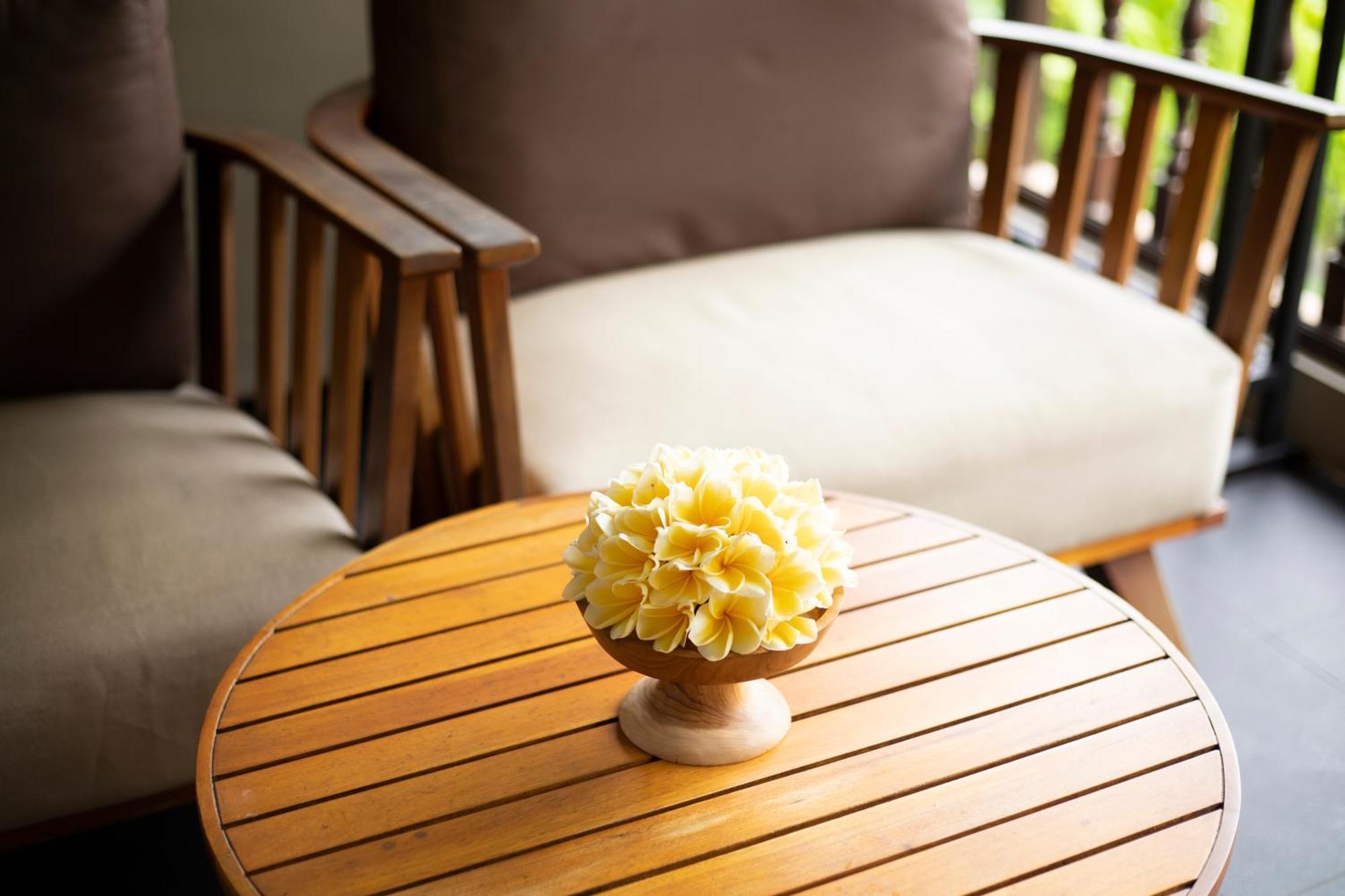Bali Niksoma Boutique Beach Resort Legian Exteriör bild A wooden table